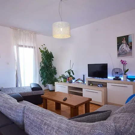 Lilly Apartment Split